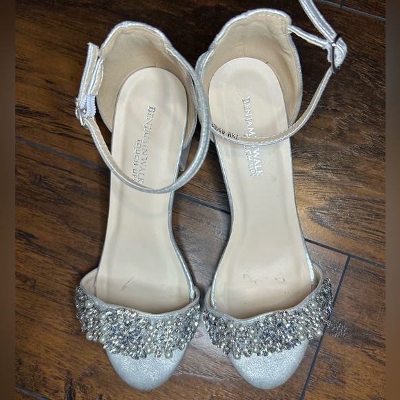 Devon Sandal by Benjamin Walk Touch Ups - Silver Metallic Heels - Size 7.5 - Picture 2 of 9